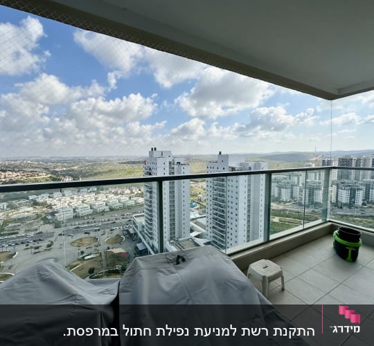 רשת הגנה על מרפסת עם כיסויים ודלי ירוק